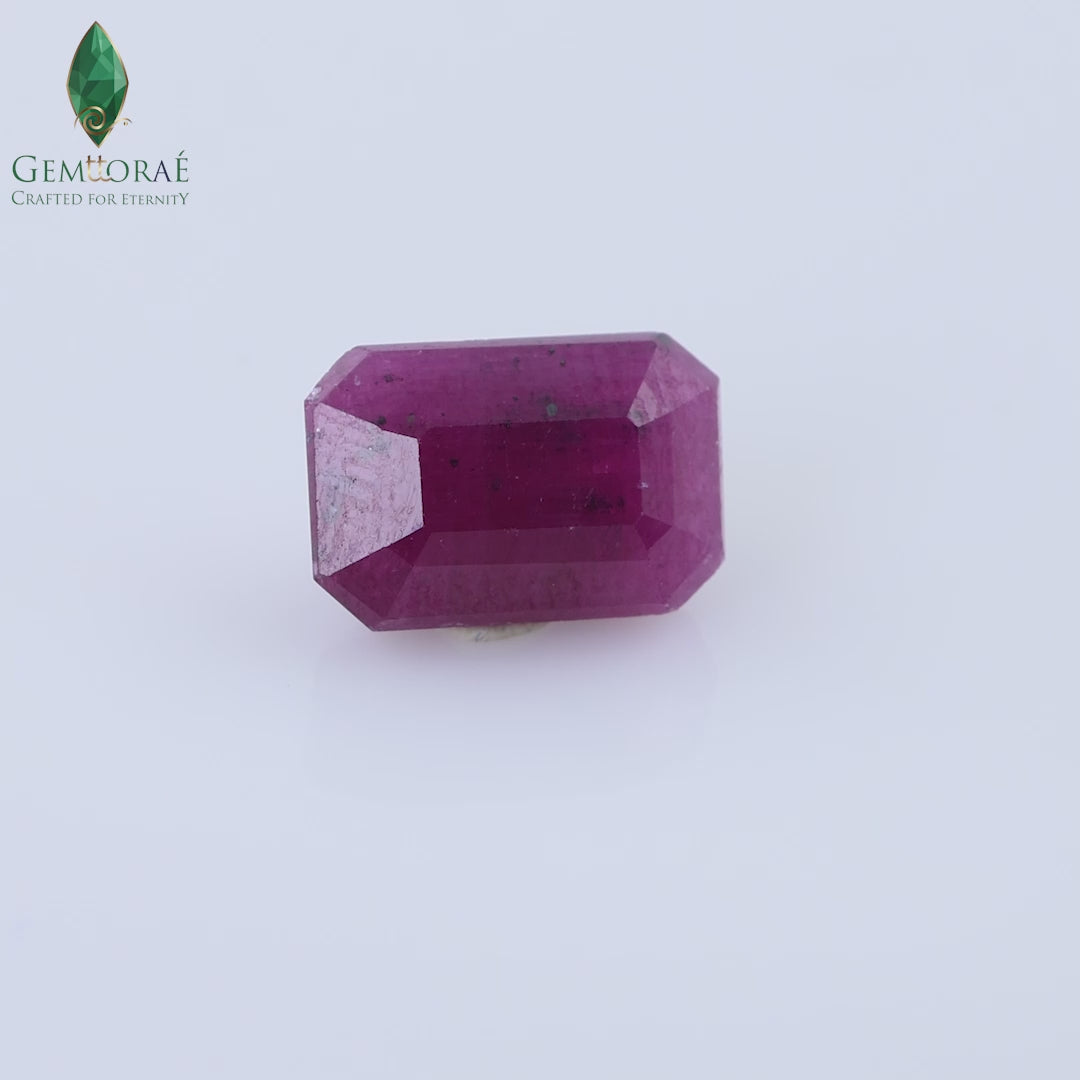 Video of genuine Manik Stone displayed under rotating light