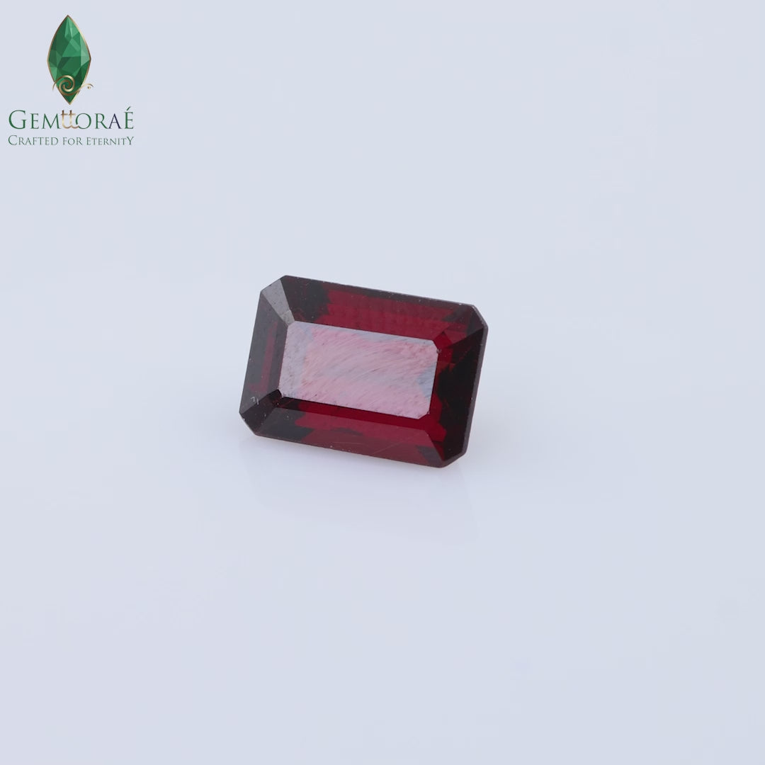 Video of Garnet Gemstone with rotating product showcase